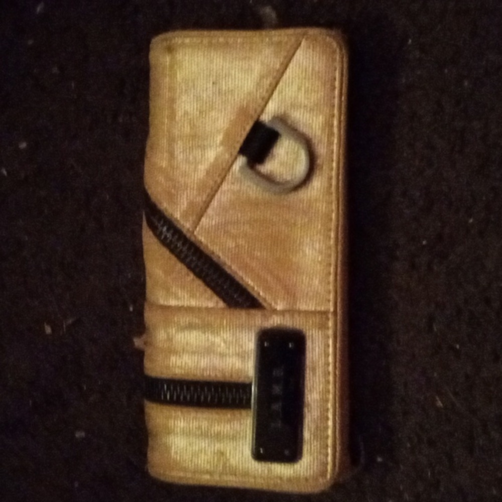 I am selling a BRAND NEW EXPENSIVE Lamb wallet.